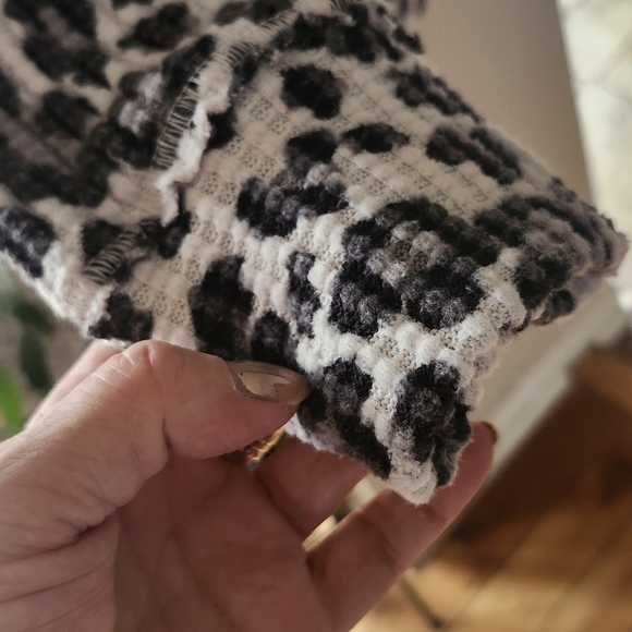Big Fit Leopard Print Waffle Knit Pullover - Black & White - Picture 4 of 5